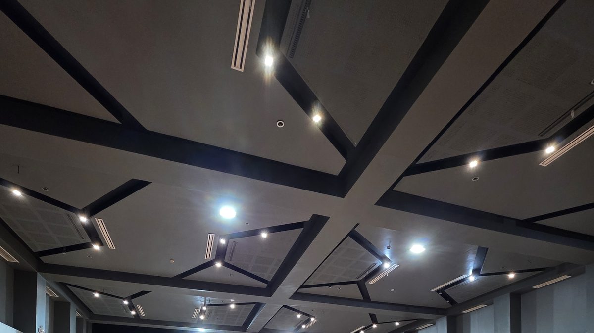 High angular ceiling of the Sideline Sports main hall